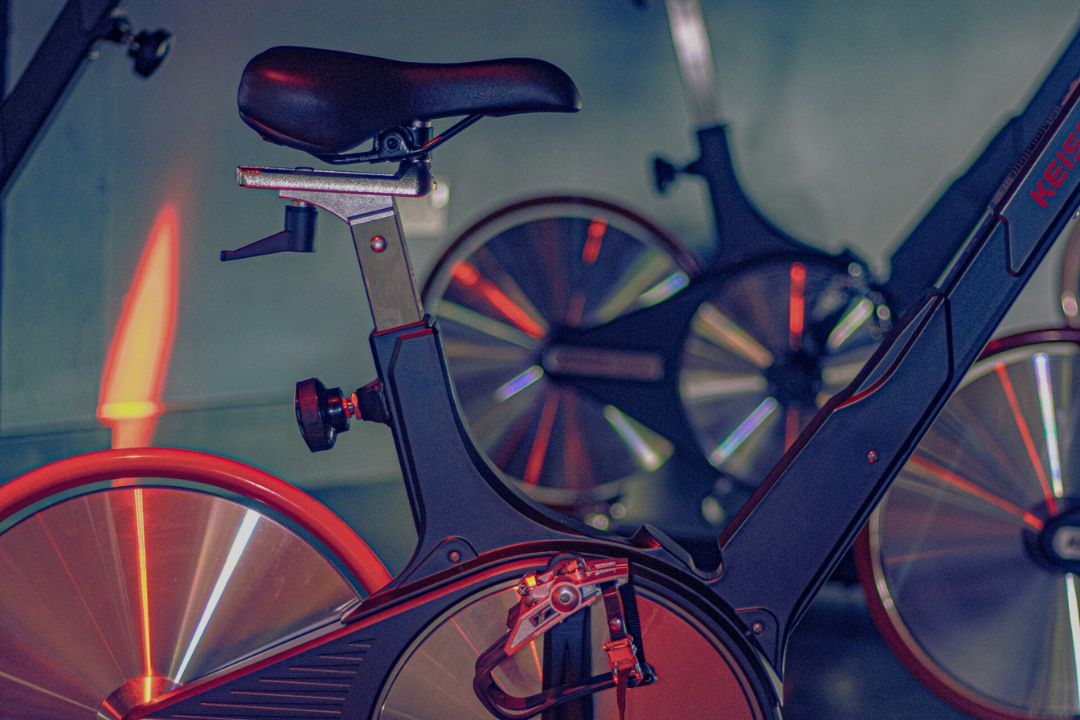 Spinning class exercise bikes