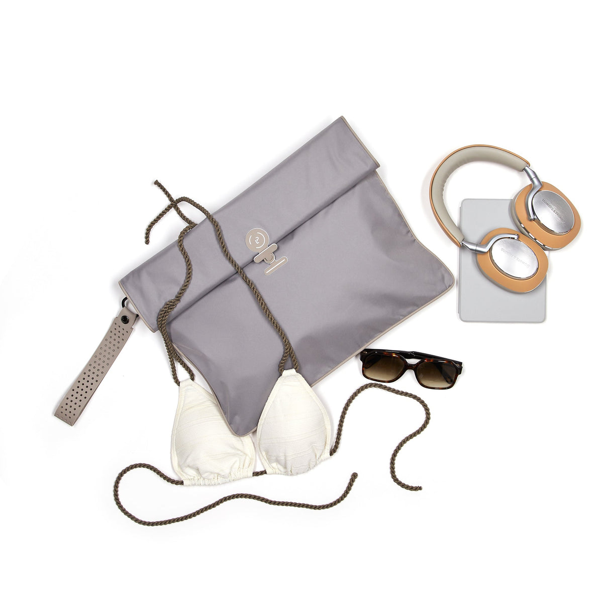 La Pochette Maxi Wet Bag  in Grey and taupe with earphones, sunglasses, and white bikini.