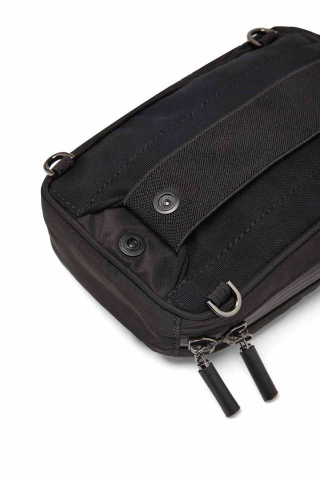 Belt bag in black showing hidden belt poppers